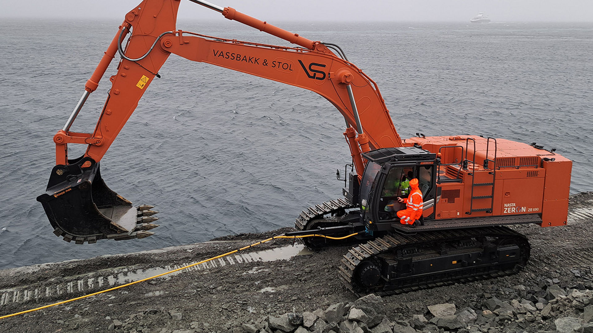化石 Large Hitachi electric excavator excels on demanding waterfront